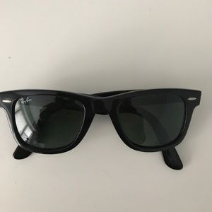 Wayfarer black Ray Ban sunglasses